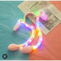 Kulakları hareket eden taç ışıklı tavşan