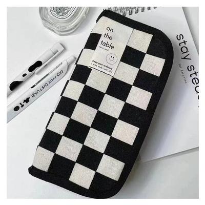 On tane table damalı kalem kutusu