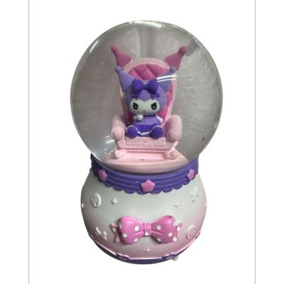 Oturan Kuromi kar küresi 